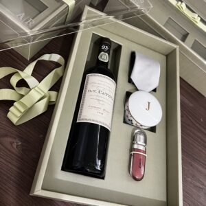 Caixa de Acrílico Tampa Baixa Personalizada com Vinho e Cosméticos - CX TB 017