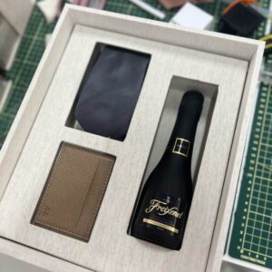 Caixa de Acrílico Tampa Baixa Personalizada com Mini Espumante e Carteira - CX TB 020