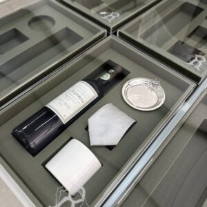 Caixa de Acrílico Tampa Baixa Personalizada com Vinho e Acessórios - CX TB 023