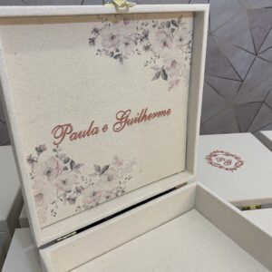Caixa Personalizada Artesanal com Design Floral para Noivos - CX TD 039