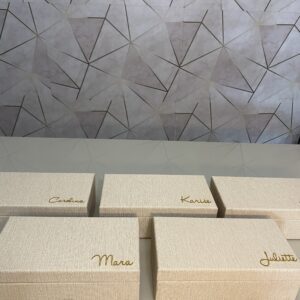Caixa Personalizada Artesanal com Nome Bordado para Madrinhas/Convidadas - CX TD 045