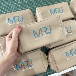 Necessaire Box Personalizada com Iniciais Bordadas TAMANHO MAY G – NCBOX MAY 34