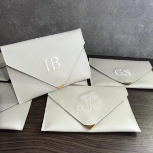 Necessaire Carteira com Iniciais Bordadas - 01